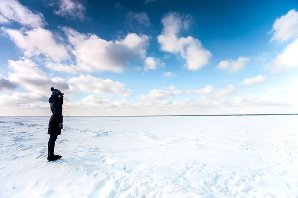 Genç kız kış döneminde donmuş denizin düşünürken — Stok fotoğraf