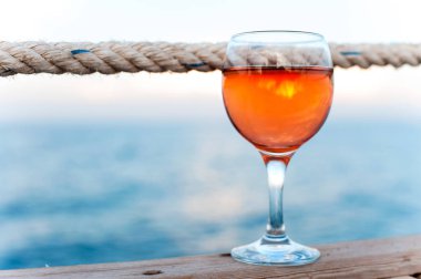 Ahşap iskele üzerinde taze yumuşak gül şarap