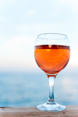 Ahşap iskele üzerinde taze yumuşak gül şarap