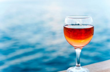 Ahşap iskele üzerinde taze yumuşak gül şarap