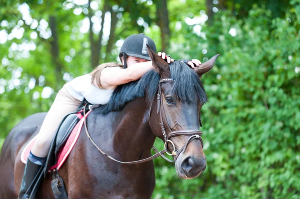 Junges Teenager-Reiterin umarmt ihre Lieblings-Friend-Brust — Stockfoto