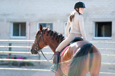 Genç Bayan binicilik çiftliğinde binicilik