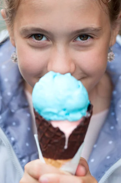 Mavi dondurma genç güzel kızla mutlu portre portre — Stok fotoğraf