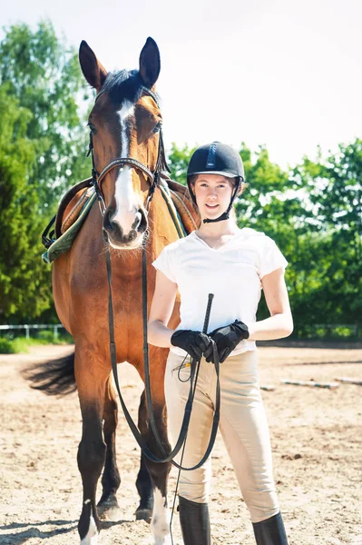 Fiatal tizenéves lány lovas áll vele kedvenc piros hor — Stock Fotó