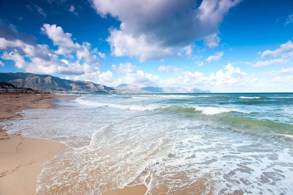 Les vagues venteuses de la mer Tyrrhénienne. Alcamo marina, Sicile, Italie — Photo