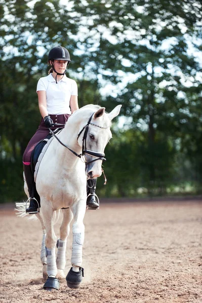 Jovem bonita adolescente equestre praticando equitação — Fotografia de Stock