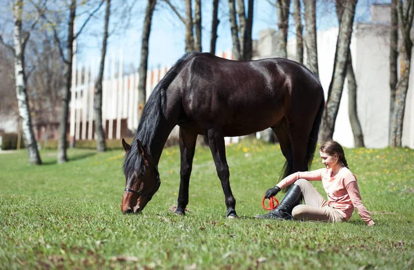 Die Junge Besitzerin Eines Teenagermädchens Sitzt Neben Ihrem Fuchspferd Auf — Stockfoto