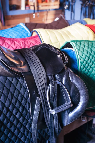 Black Leather Saddle Equestrian Sport Equipment Accessories Vibrant Colored Summertime — Stock Photo, Image