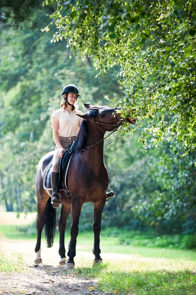 Jovem Adolescente Equestre Cavalgando Espetacular Início Manhã Raios Luz Solar — Fotografia de Stock
