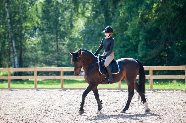 Opleidingsproces Jong Tienermeisje Paardrijden Baai Draven Paard Zandige Arena Oefenen — Stockfoto