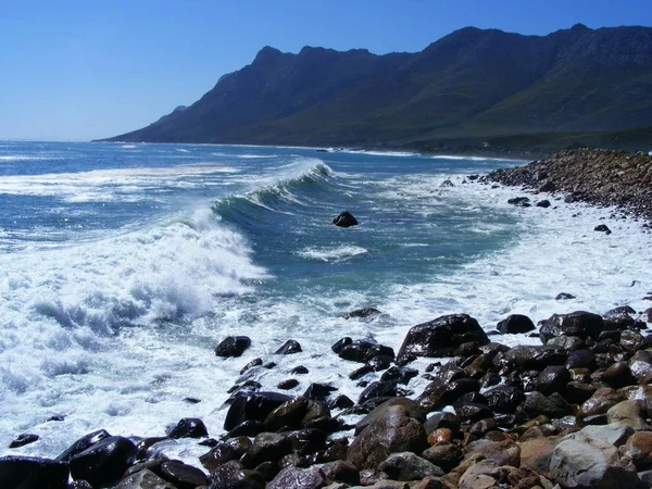 偽湾の海岸線の岩の入り江で波が砕ける — ストック写真
