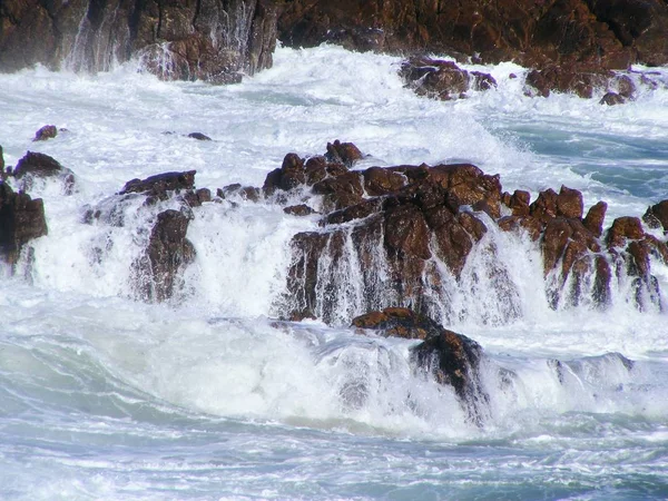 Vågor Bryter Över Klippor Havet Nära Stranden Vid Pringle Bay — Stockfoto