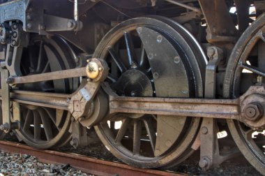 Eski bir buhar treni motorunun çelik tekerlekleri..