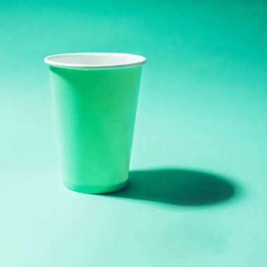 Yeşil arka planda kağıt yeşil cam..