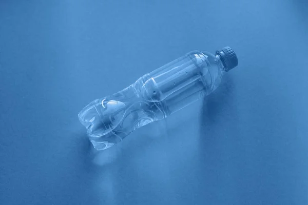 2020 년에 전형적 인 파란색 배경의 깨끗 한 플라스틱 병 이 유행하는 색상으로 색칠되어 있다 — 스톡 사진