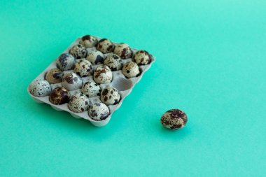 Nane arkaplanlı bıldırcın yumurtası.