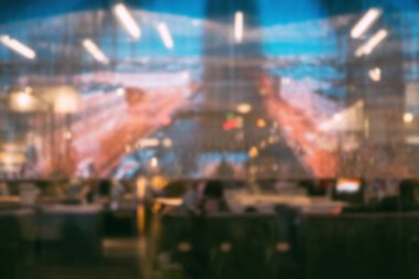 Bulanık arkaplan ve camda şehrin Bokeh yansıması.