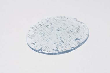 Beyaz arka plan tıbbi konsepti üzerinde hyaluron damlaları Oksijen sıvıyı doldurdu