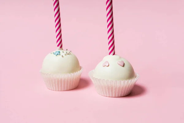 Barevný dort pops na růžovém pozadí — Stock fotografie