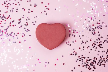 Renkli konfeti serili pastel pembe arka planda mevcut kutu kalbi