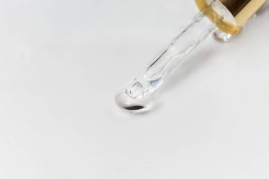 Beyaz arka plan tıbbi konsepti üzerinde hyaluron damlaları Oksijen sıvıyı doldurdu