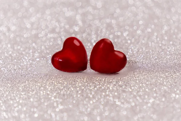 Červené srdce na bílém lesklém pozadí Valentines den pozdrav karty bokeh pozadí — Stock fotografie