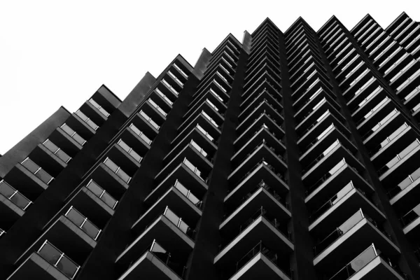 Egy Modern Irodaház Homlokzata City Épület Felhőkarcolók Fekete Fehér Fotó — Stock Fotó