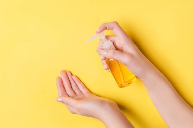 Corona virüsü için sabunla ellerini yıka Sarı arka planda çocukların elleri