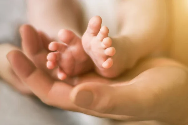 Dad Holding Feet Newborn Baby Selective Focus — Stock Photo, Image