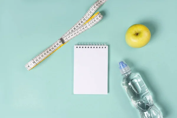 Fitness geçmişi. Sağlıklı bir yaşam tarzı, yemek, hafif bir arka planda spor. Daire yalan söylüyordu. Kopyalama alanı olan üst görünüm.