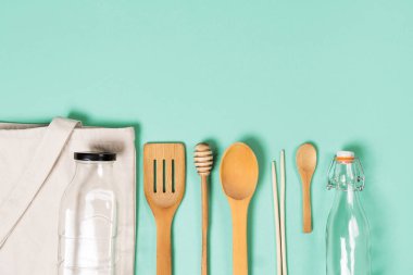 Sıfır atık. Çevre dostu ahşap mutfak aletleri seti. Tekstil eko torbaları, cam kavanozlar ve bambu. Sürdürülebilir yaşam tarzı. Plastiksiz konsept.