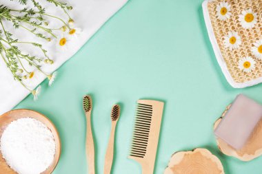 Doğal çevre dostu bambu diş fırçası, el yapımı sabun, sürdürülebilir bir yaşam tarzında banyo gereksinimleri. Sıfır atık yaşam konsepti.