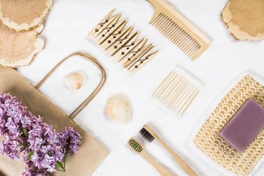 Doğal çevre dostu bambu diş fırçası, el yapımı sabun, banyo gereksinimleri keten arka planda sürdürülebilir bir yaşam tarzı. Sıfır atık. Sürdürülebilir yaşam tarzı. Plastiksiz konsept.