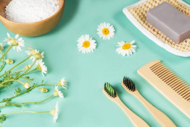 Sıfır atık yaşam kavramı. Doğal çevre dostu bambu diş fırçası, el yapımı sabun, sürdürülebilir bir yaşam tarzında banyo gereksinimleri..
