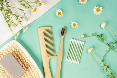 Sıfır atık yaşam kavramı. Doğal çevre dostu bambu diş fırçası, el yapımı sabun, sürdürülebilir bir yaşam tarzında banyo gereksinimleri..