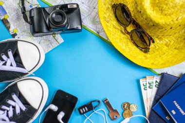 Mavi arka plandaki turistik öğeler