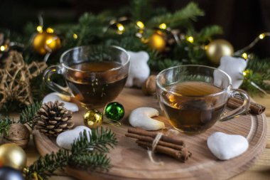 Yılbaşı nitelikli iki fincan çay.