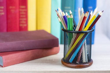 Masadaki renk kitapları.