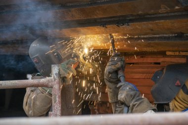 Deniz limanındaki kaynakçılık işi.