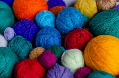  Çok renkli ipliklerin topları