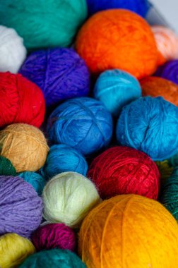  Çok renkli ipliklerin topları