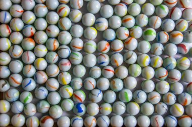 Yüzeyde yuvarlak cam toplar