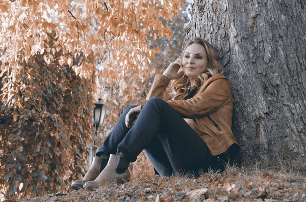 Woman Sitting Park Autumn Colors Leaves — 스톡 사진