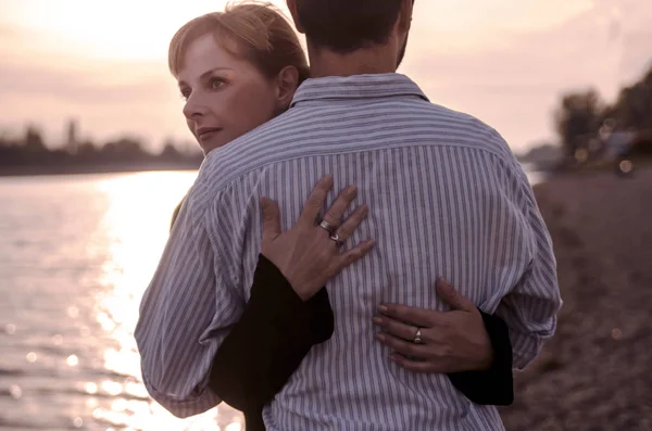 Açık havada aşık genç bir çift