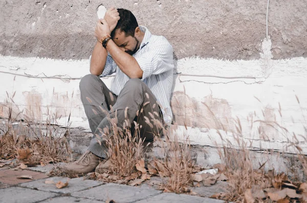 Uomo Una Donna Shirt Nera Con Una Pistola Terra — Foto Stock