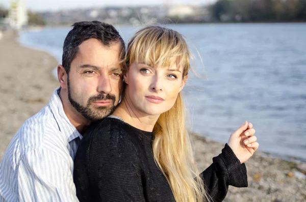 Kumsalda aşık genç bir çift