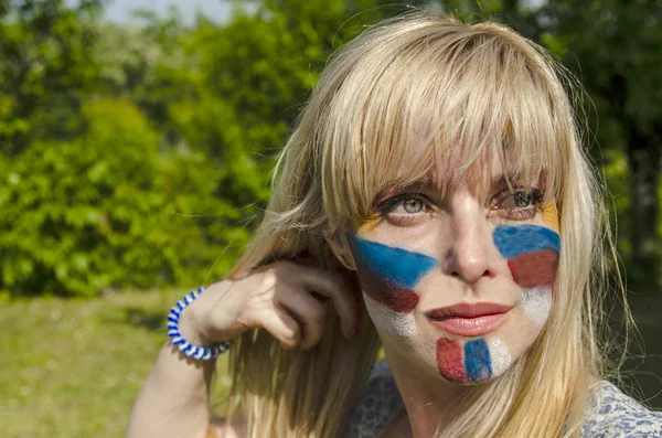 Bayraklı güzel sarışın bir kızın portresi.