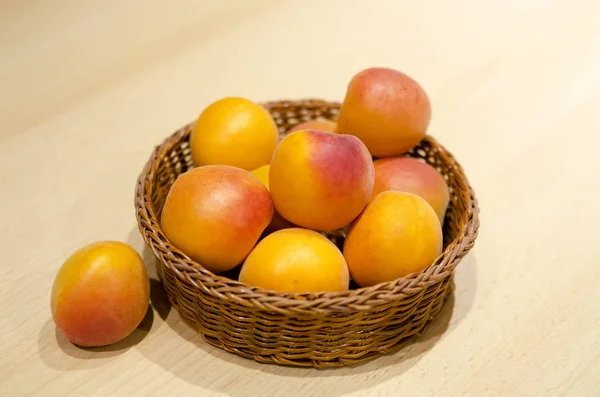 Albaricoques Frescos Maduros Una Canasta — Foto de Stock