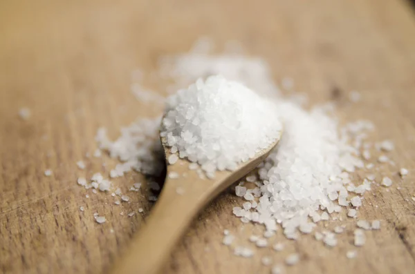 Himalaya tuzu ahşap arka planda.