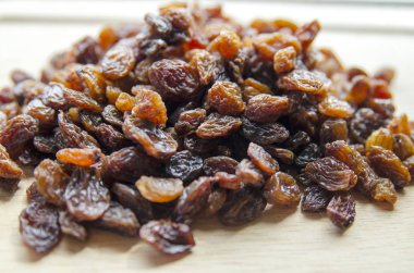 Ahşap arka planda kurumuş meyveler